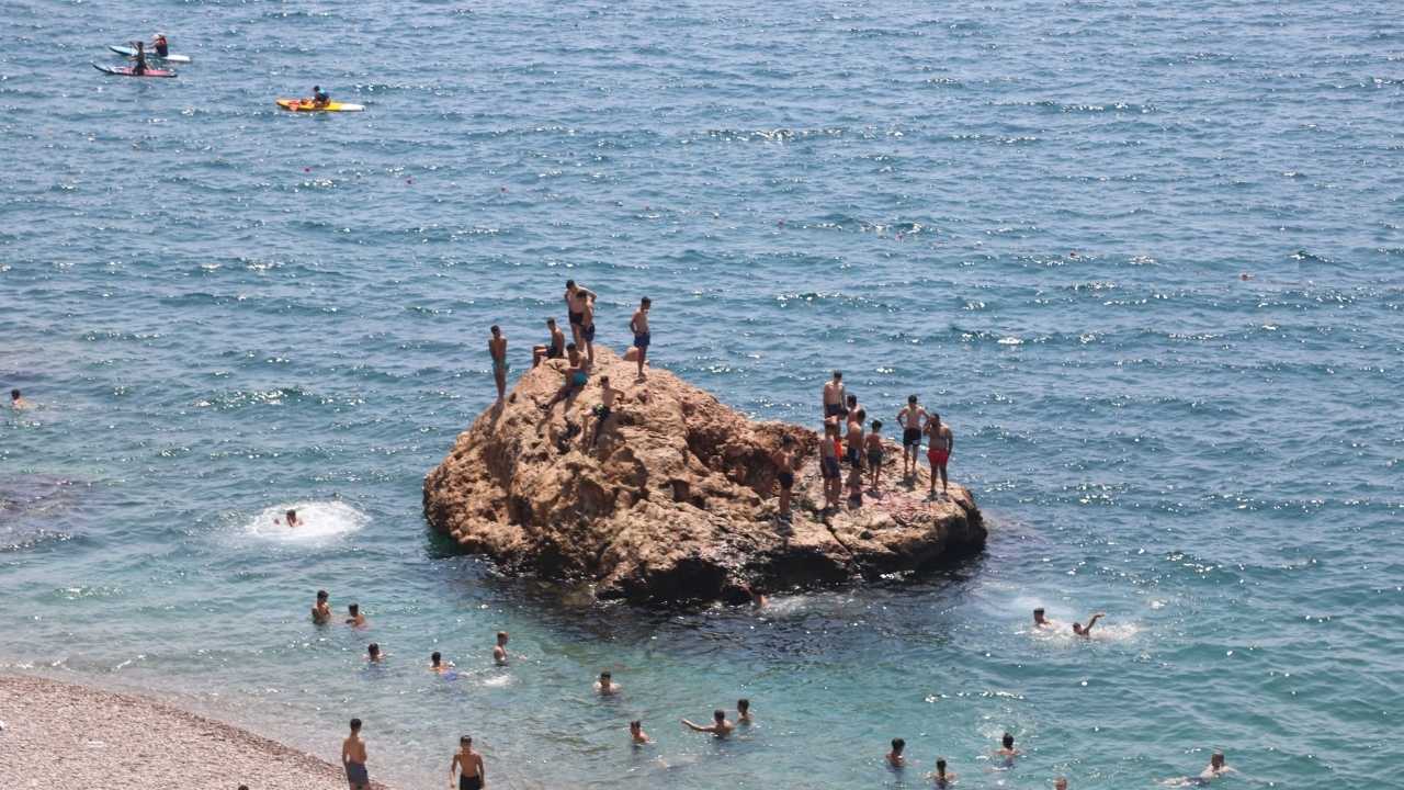 Antalya’da Sıcaktan Bunalanlar Denize Akın Etti 2