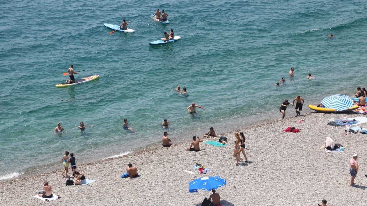 Antalya’da Sıcaktan Bunalanlar Denize Akın Etti 3