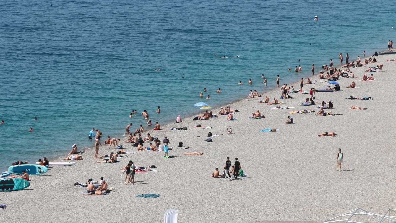 Antalya’da Sıcaktan Bunalanlar Denize Akın Etti 4