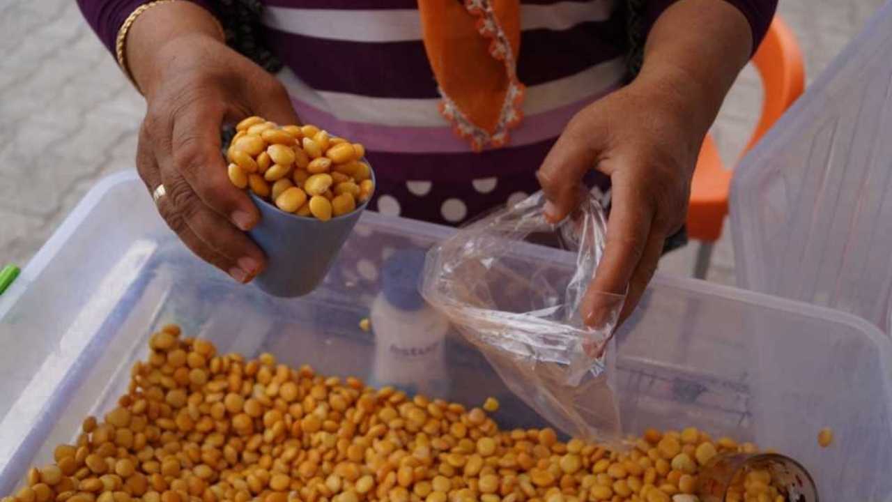 Antalya sokaklarında satılan ıslak atıştırmalık tirmis
