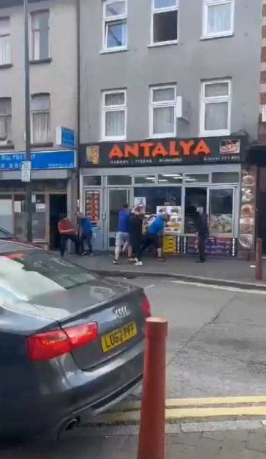 İngiltere'nin Newport kentindeki 'Antalya' isimli kebap restoranının önünde döner bıçakları ve sopalarla çıkan kavga, polis müdahalesiyle son buldu. 