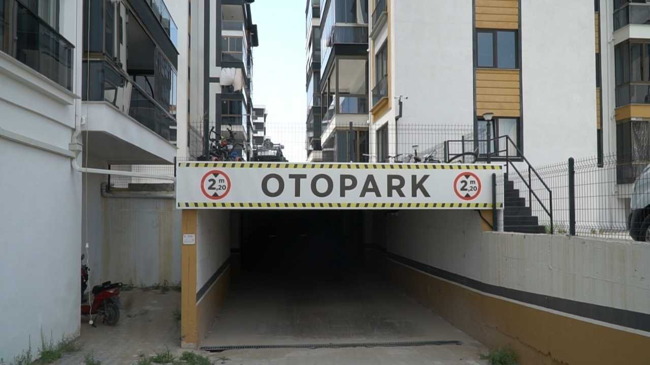 Isparta’da Kiracı Site Otoparkında Araba Camlarını İndirdi2