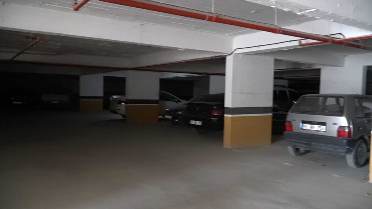 Isparta’da Kiracı Site Otoparkında Araba Camlarını İndirdi4