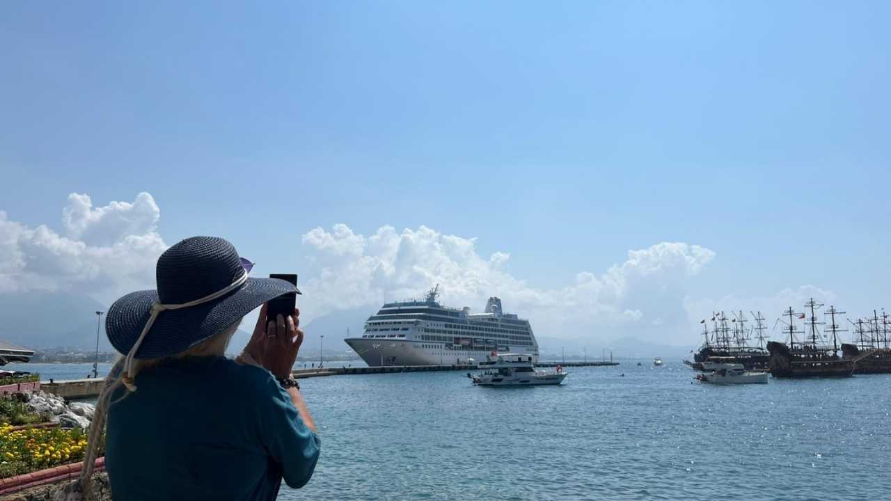 Lüks Kruvaziyer Nautica Alanya’ya Demir Attı3