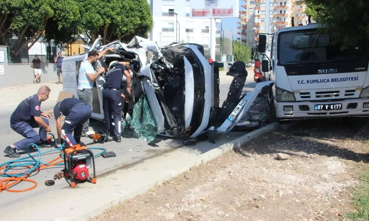 kumlucada-temizlik-aracina-carpan-surucu-aracta-sikisti-5-yarali-2.webp
