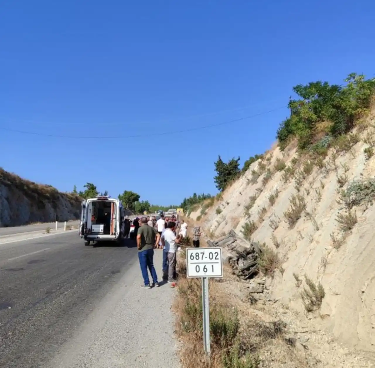 antalyada-arac-sarampole-uctu-3-kisi-yaralandi-2.webp