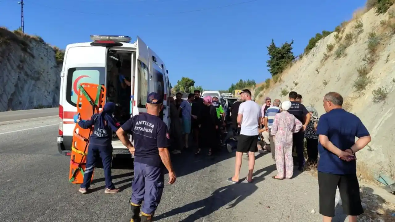 antalyada-arac-sarampole-uctu-3-kisi-yaralandi-3.webp