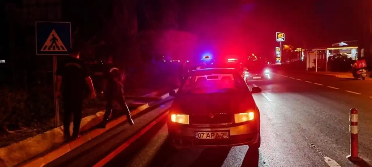 gazipasada-yayaya-yol-vermek-isteyen-motosiklete-otomobil-carpti-surucusu-yaralandi-3.webp