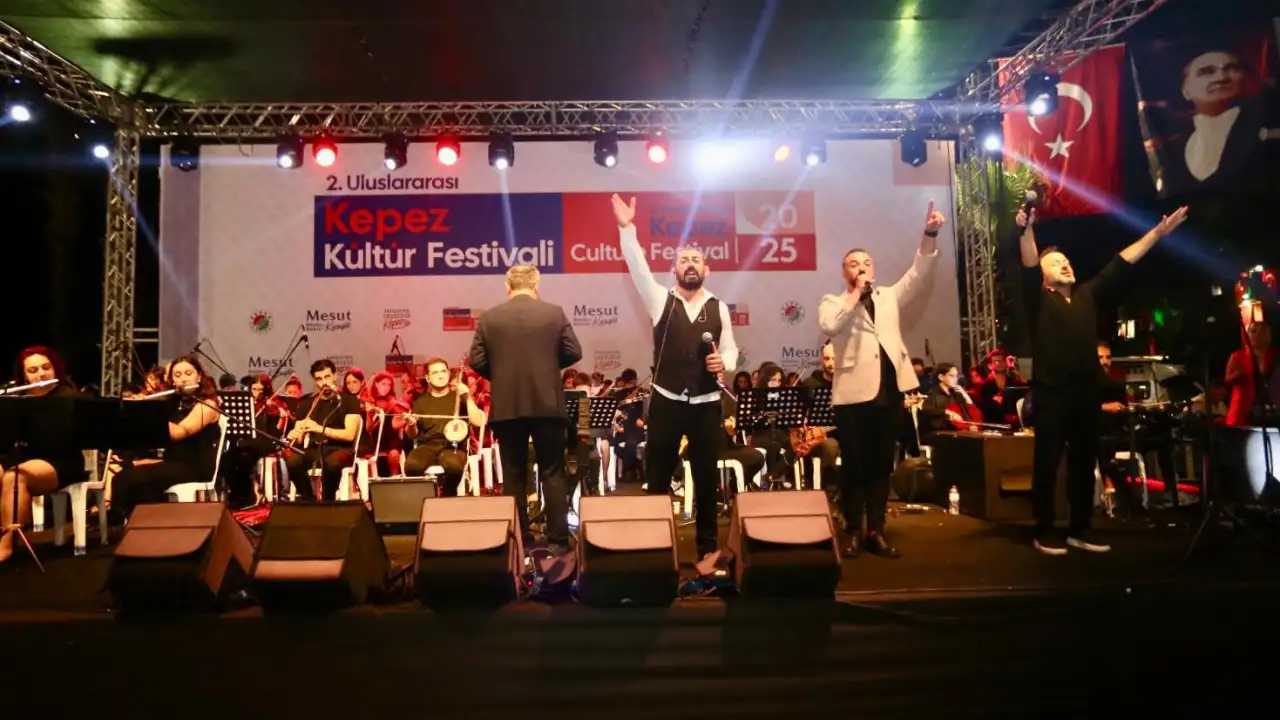 kepezte-genc-muzisyenlerden-barisa-ozel-performans-4.webp