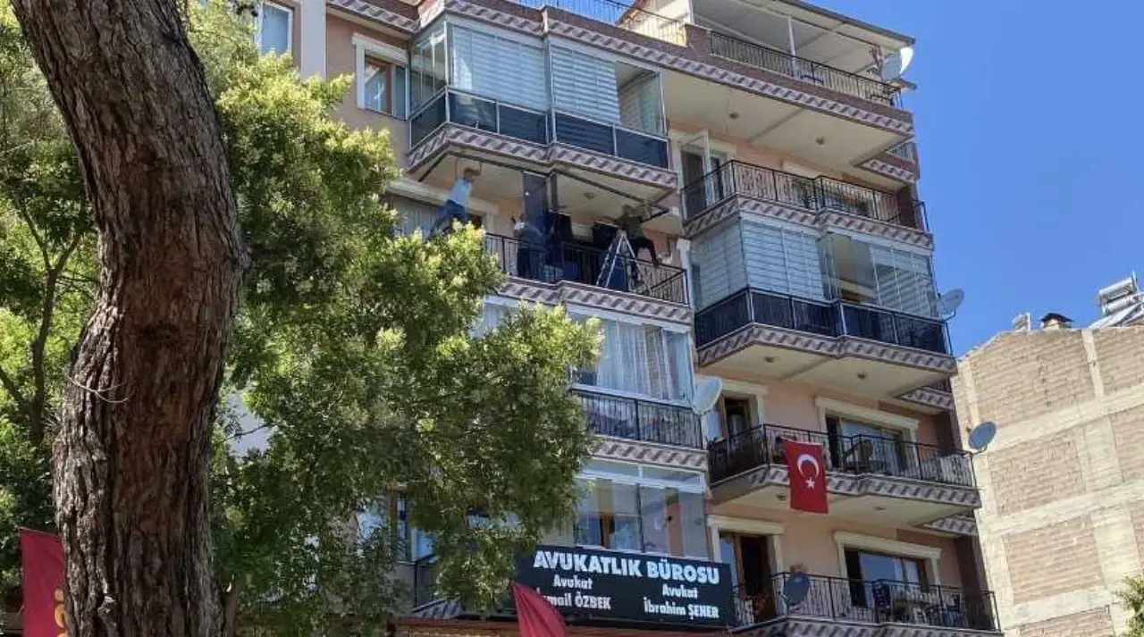 akdenizgercekburdurda-tehlikeli-balkon-mesaisi-yurekleri-agza-getirdi2.webp