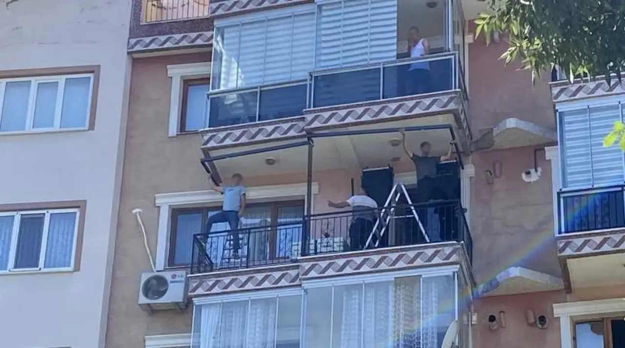 akdenizgercekburdurda-tehlikeli-balkon-mesaisi-yurekleri-agza-getirdi3.webp