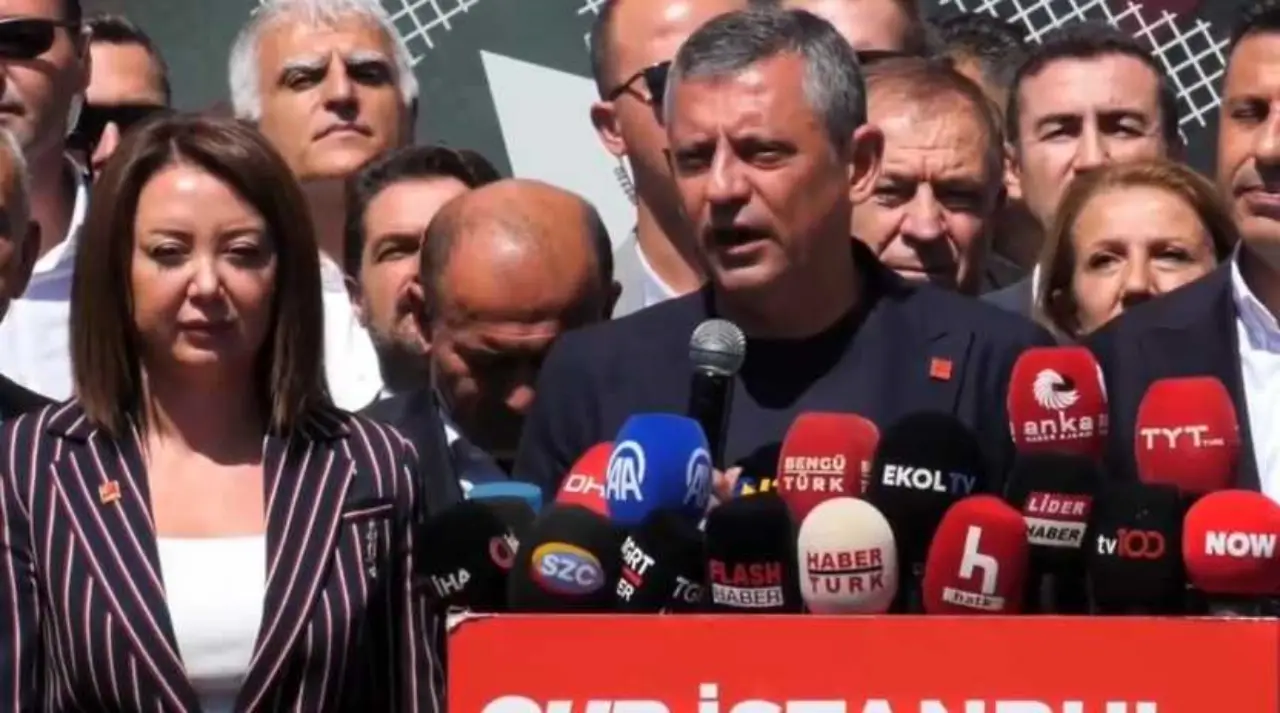 akdenizgercekozgur-ozel-chp-istanbul-il-baskanligi-onunde-nobet-baslatti2.webp