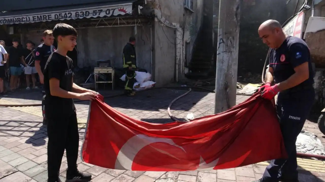 antalyada-kibris-gazisinin-evini-yegeni-yakti-yangindan-sadece-turk-bayragi-kaldi-4.webp