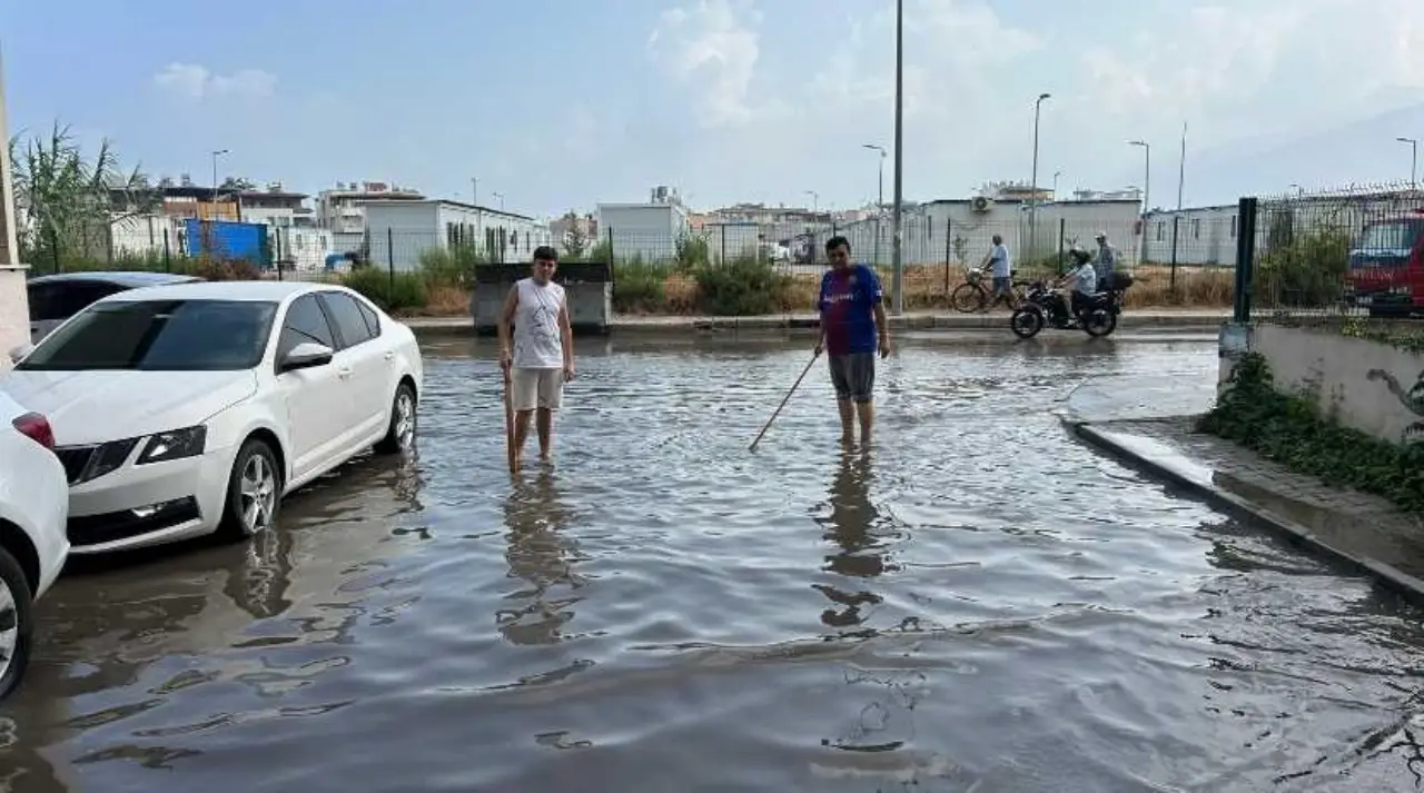 akdenizgercekhatayda-saganak-yagis-sokaklari-gole-cevirdi3.webp