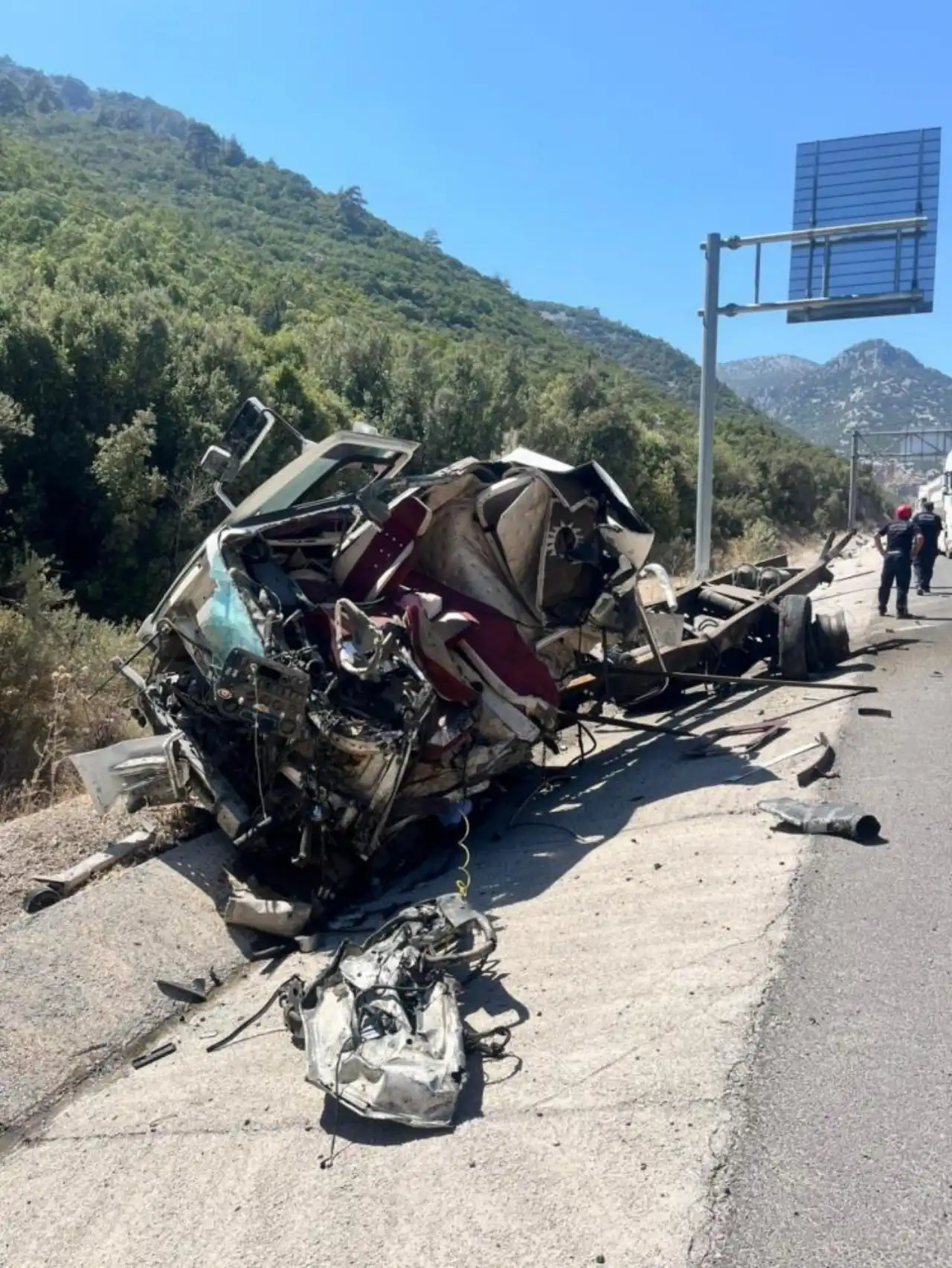 antalyada-kazada-tir-devrildi-genc-surucu-hayatini-kaybetti-2.webp