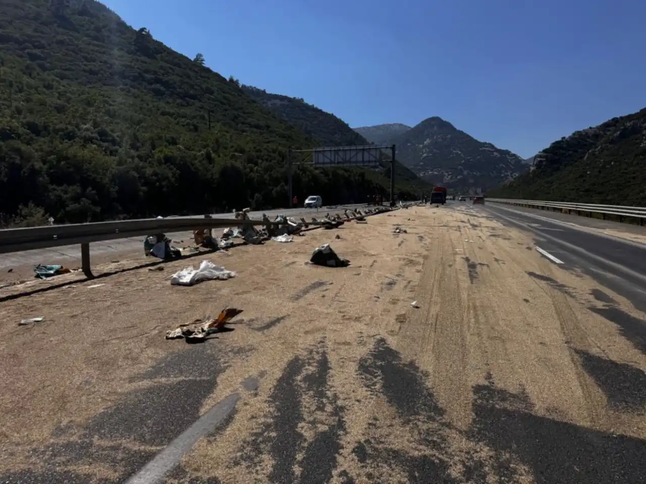 antalyada-kazada-tir-devrildi-genc-surucu-hayatini-kaybetti-4.webp