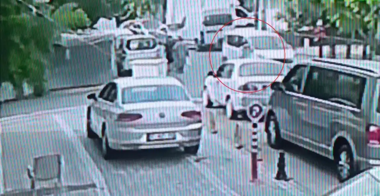 antalyada-yurekler-agza-geldi-patenli-cocuk-ile-otomobil-carpisti.webp