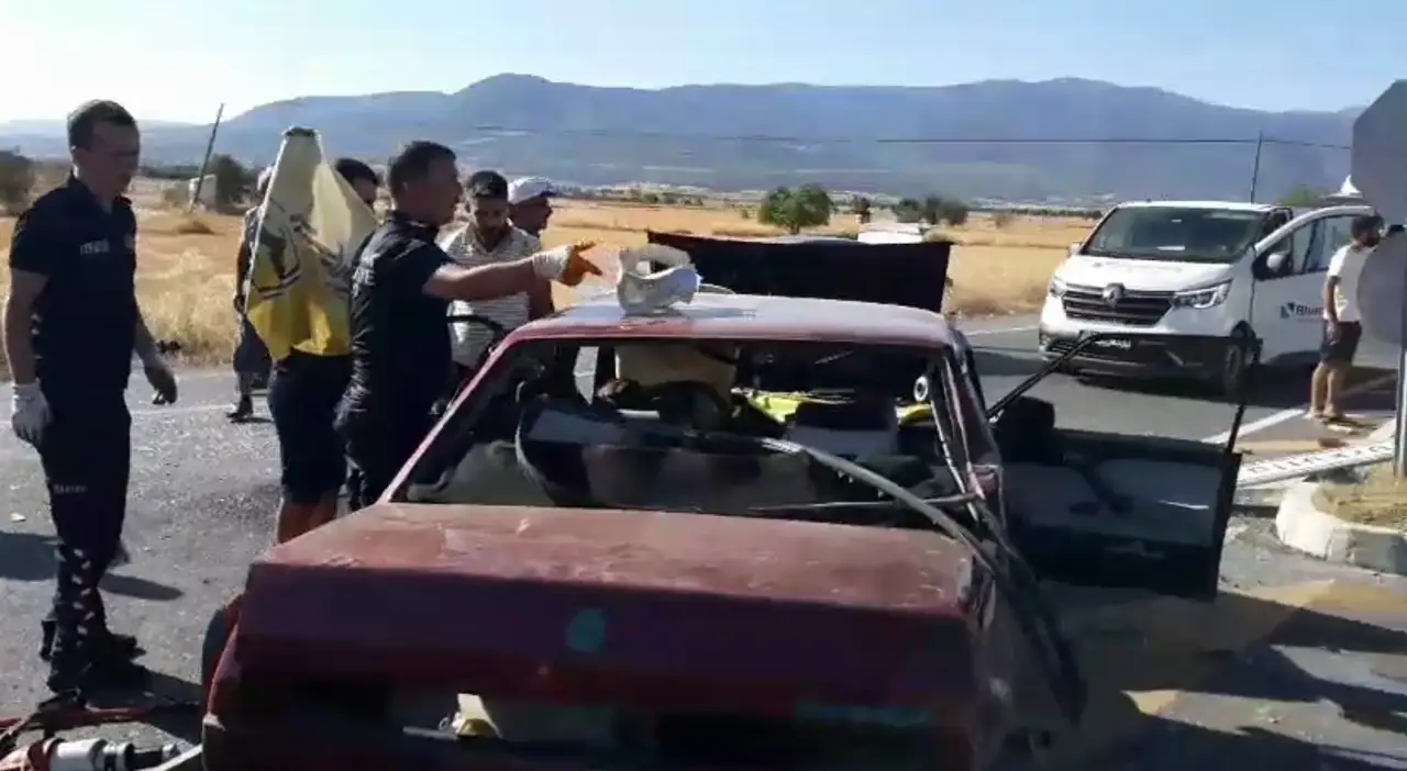 burdur-garipcede-otomobiller-carpisti-sikisan-surucuyu-ekipler-kurtardi-2.webp