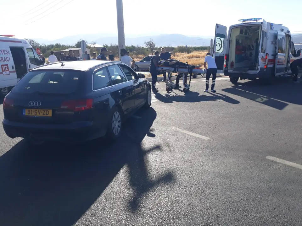 burdur-garipcede-otomobiller-carpisti-sikisan-surucuyu-ekipler-kurtardi-4.webp