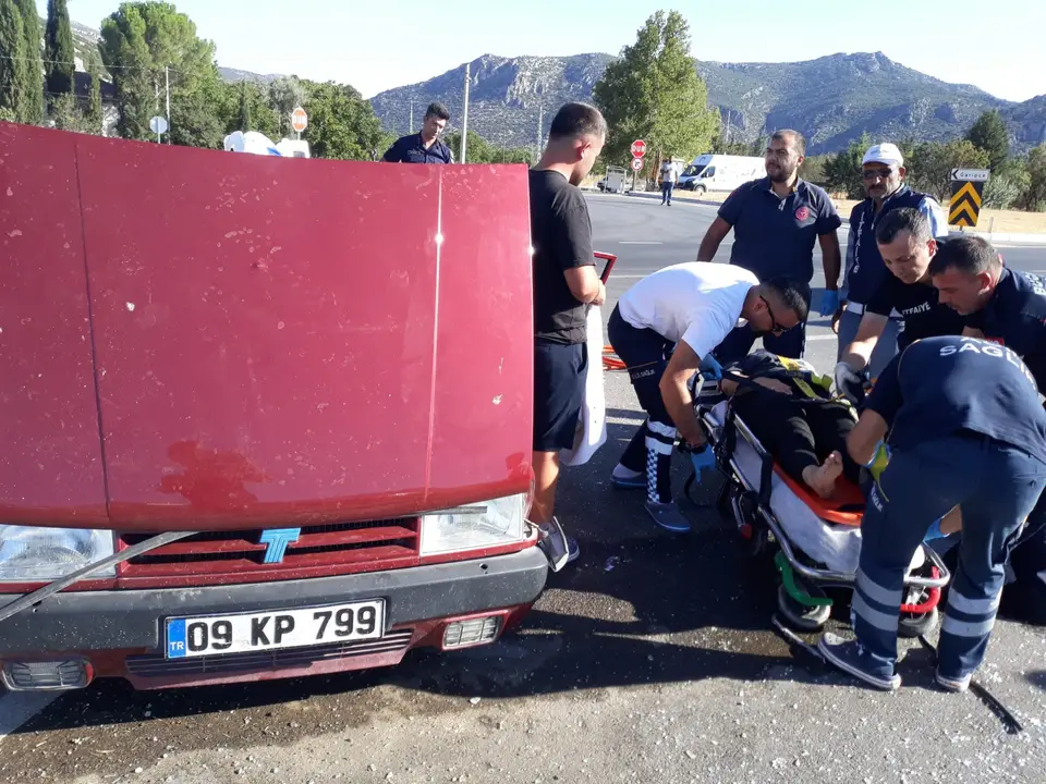 burdur-garipcede-otomobiller-carpisti-sikisan-surucuyu-ekipler-kurtardi3.webp