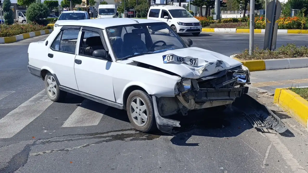 Manavgat’ta Ehliyetsiz Motosikletli Otomobile Çarptı