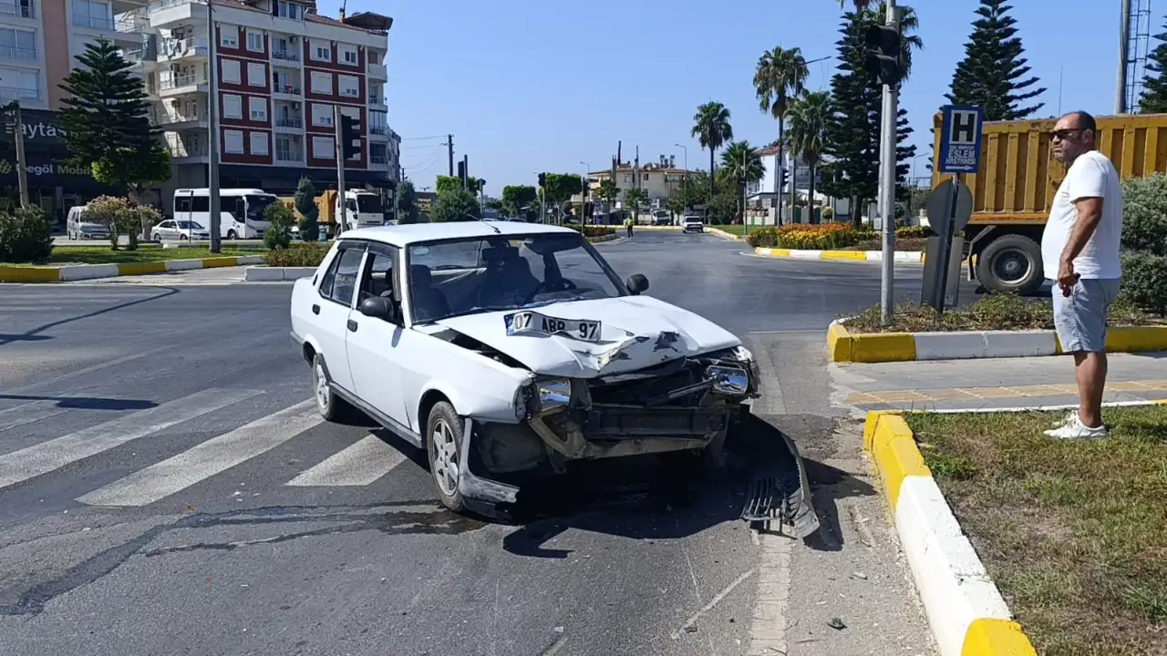 Manavgat’ta Ehliyetsiz Motosikletli Otomobile Çarptı