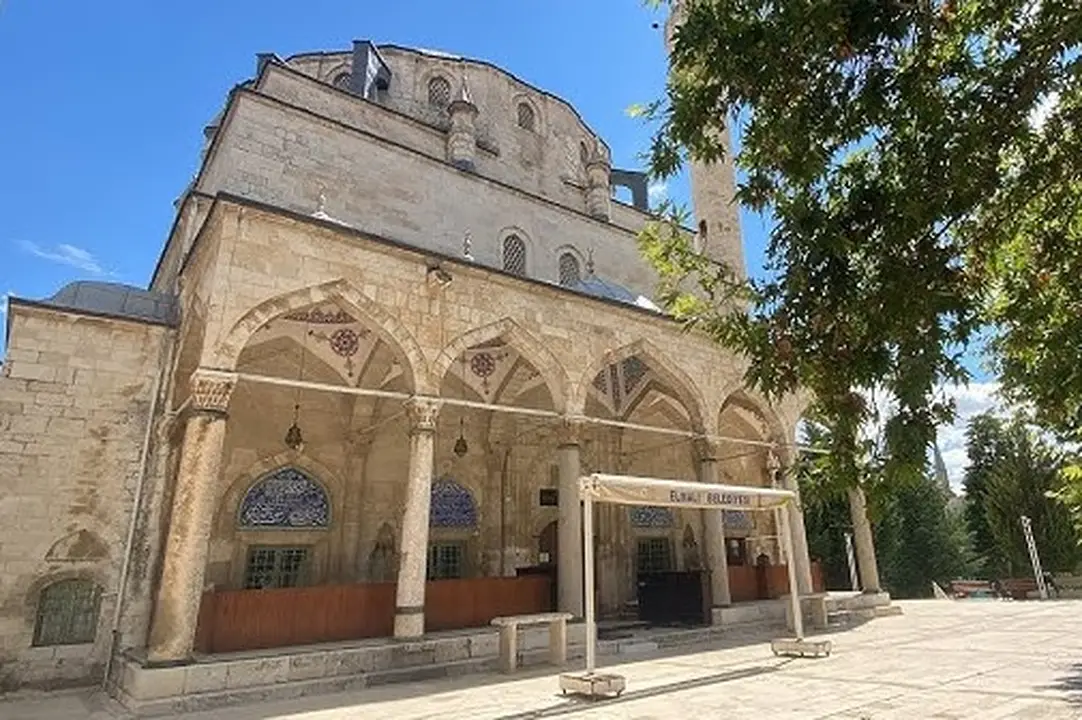 antalyada-tarihi-an-elmalida-1610da-yapilan-ketenci-omer-pasa-camii-ibadete-acildi-2.webp