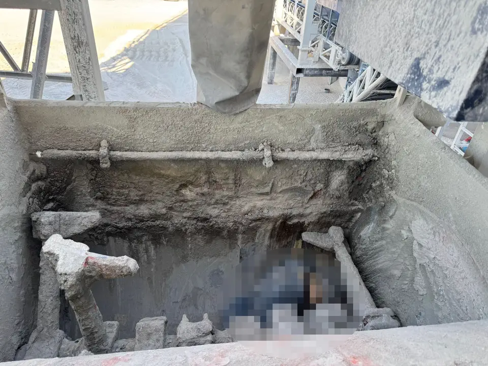 briket-fabrikasinda-feci-son-beton-karistiricisina-dustu-2.webp