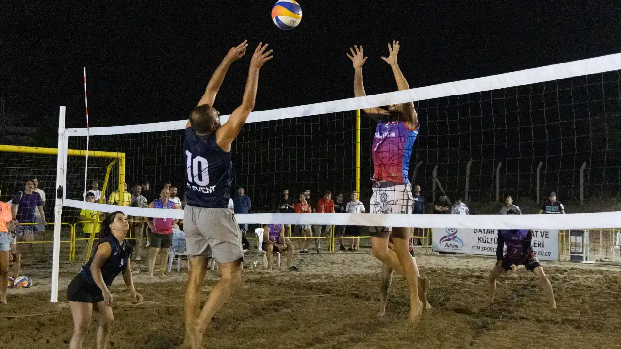 akdenizgercek-manavgatta-plaj-voleybolu-turnuvasinda-nefes-kesen-final-12.webp