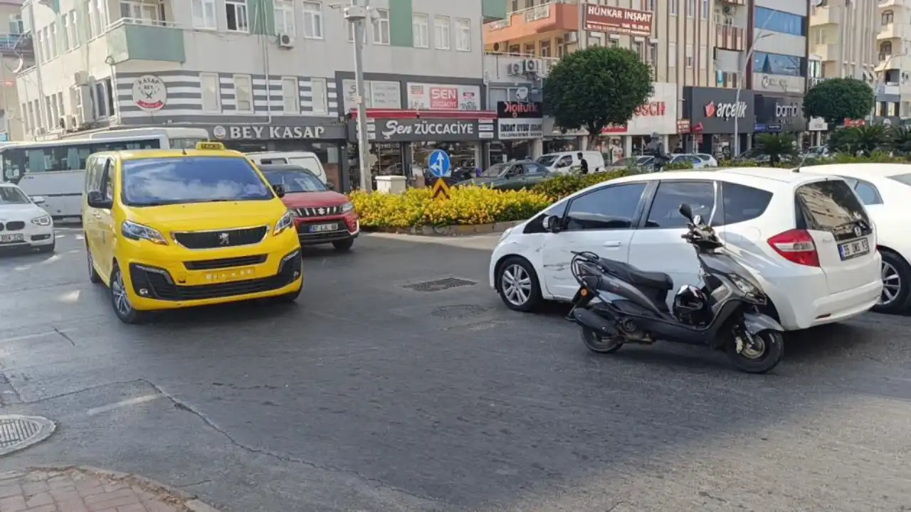 manavgatta-ticari-taksi-motosiklete-carpti-motosikletli-savruldu.webp