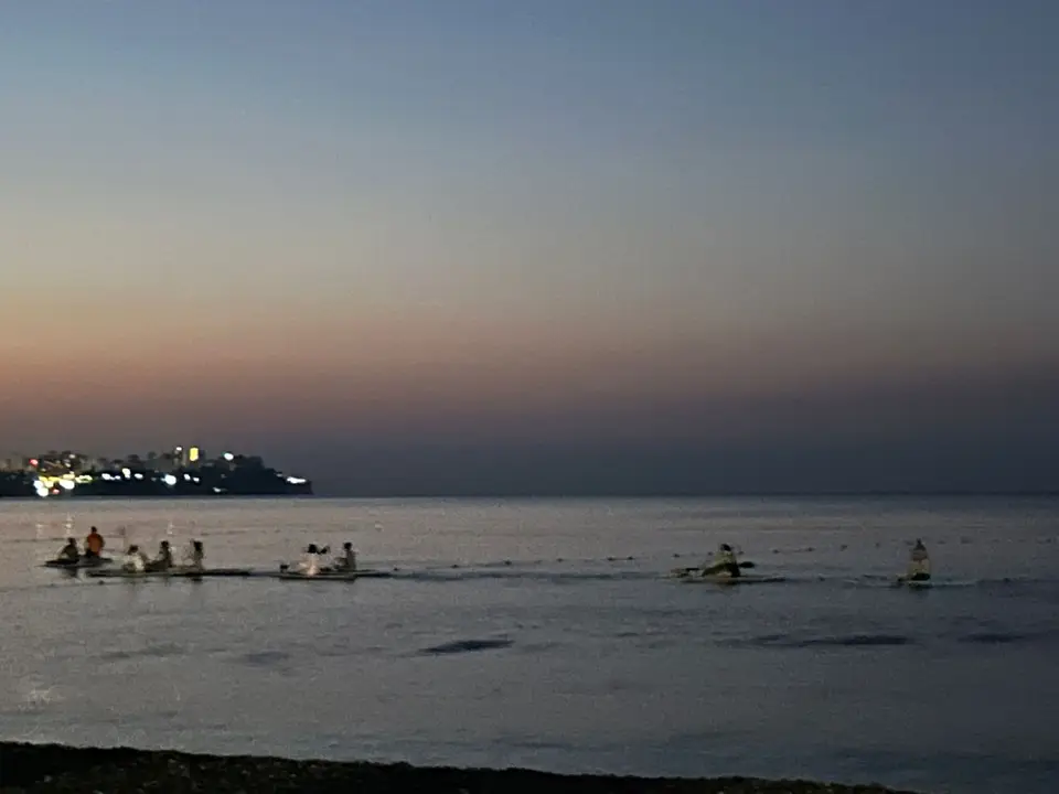 antalyada-gune-baslama-trendi-sup-board-sabahin-ilk-isiklariyla-akdenize-aciliyorlar-3.webp