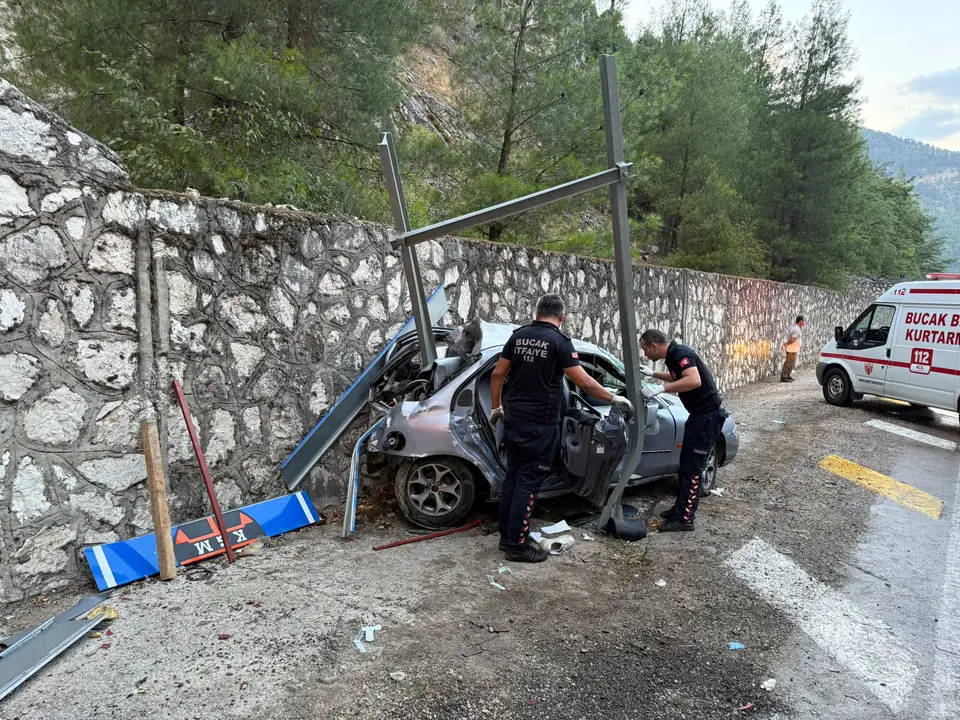 kazak-tunelinde-korkunc-carpisma-3-kisi-aracta-sikisarak-yaralandi-2.webp