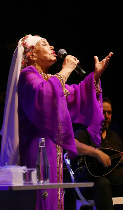 nsuyunda-40-yil-sonra-nostalji-bedia-akarturk-ve-safiye-soyman-sahne-aldi-3.webp