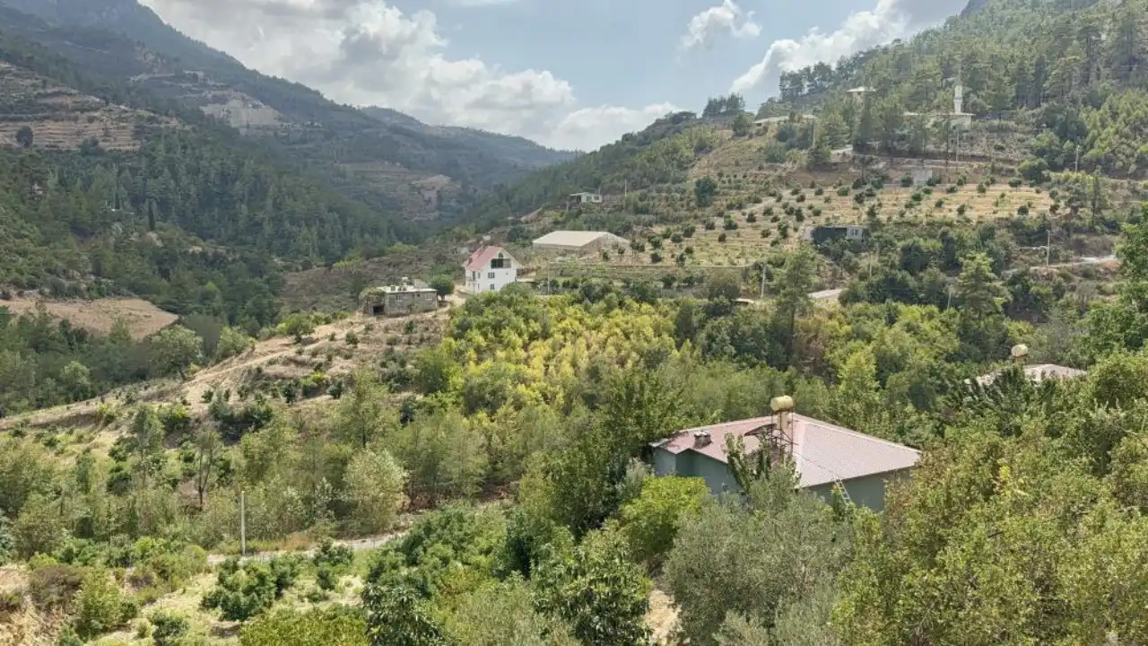 antalyada-raylar-uzerinde-ev-tasima-operasyonu-4.webp