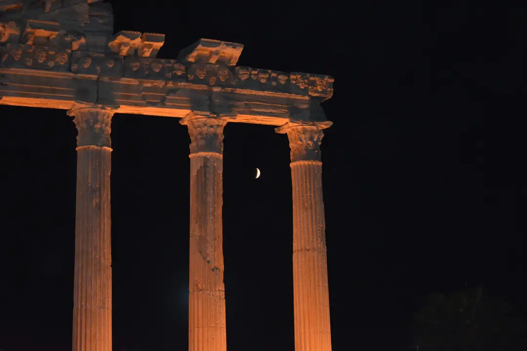 apollon-tapinaginda-tarihi-an-kanli-ay-tutulmasi-turistleri-buyuledi-2.webp