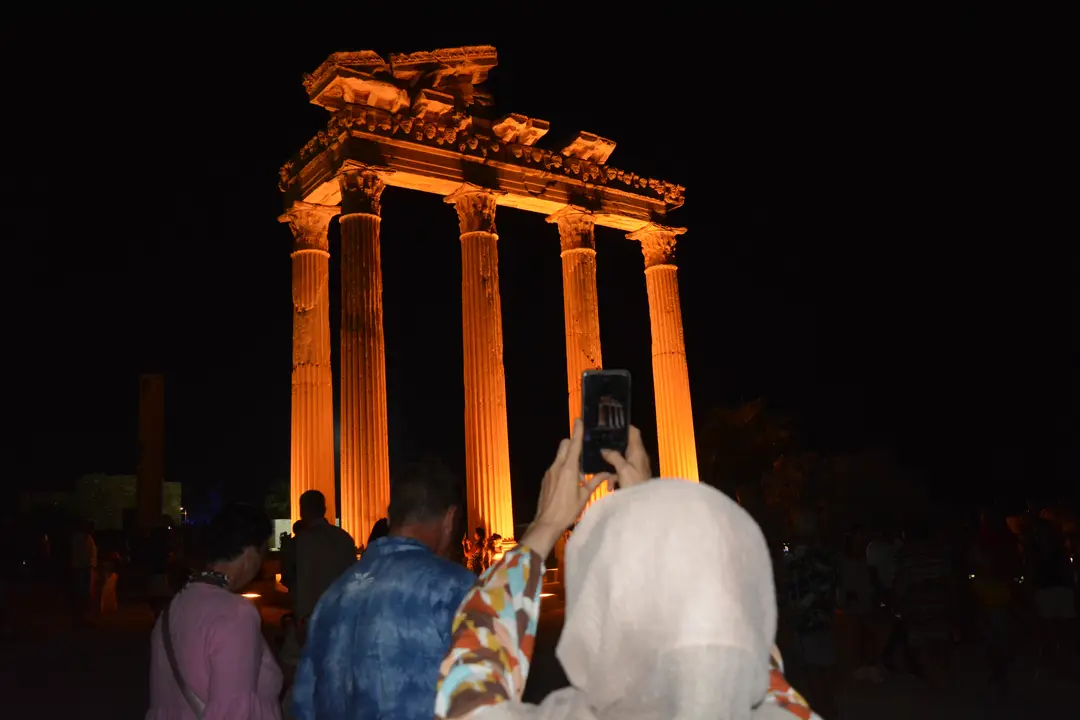 apollon-tapinaginda-tarihi-an-kanli-ay-tutulmasi-turistleri-buyuledi-3.webp