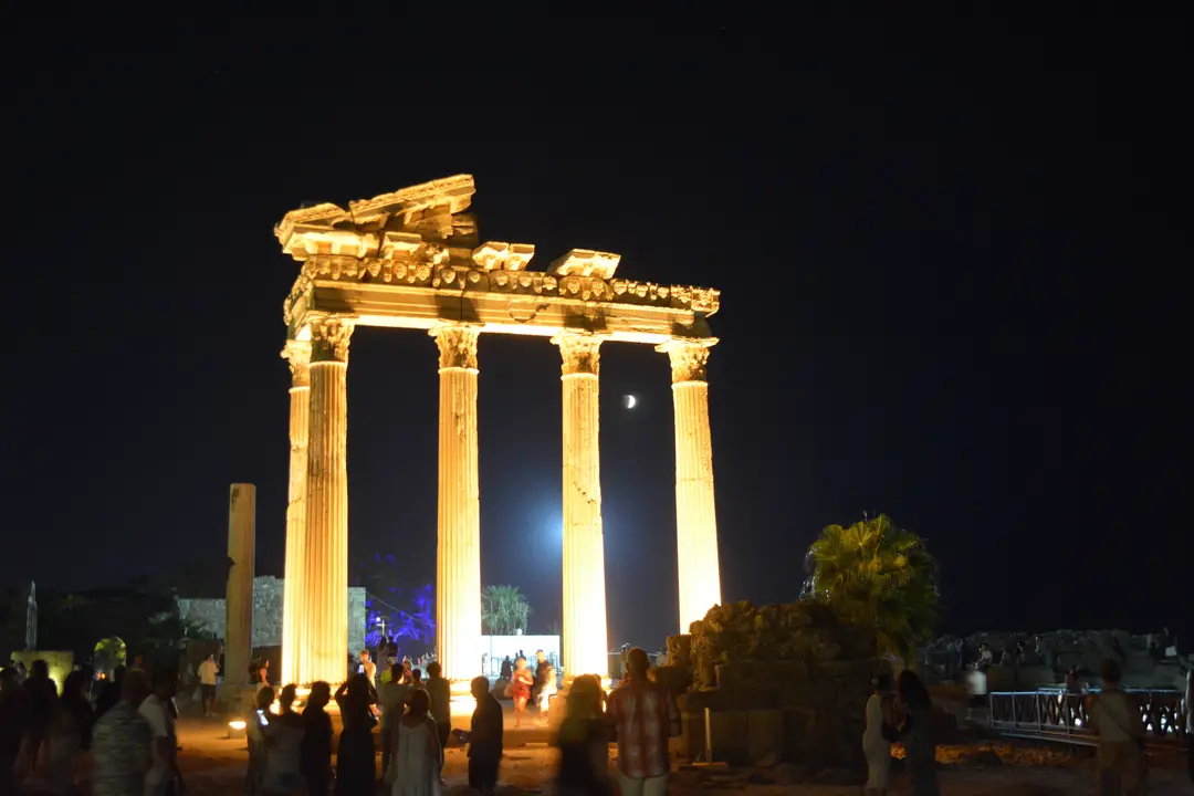 apollon-tapinaginda-tarihi-an-kanli-ay-tutulmasi-turistleri-buyuledi-4.webp