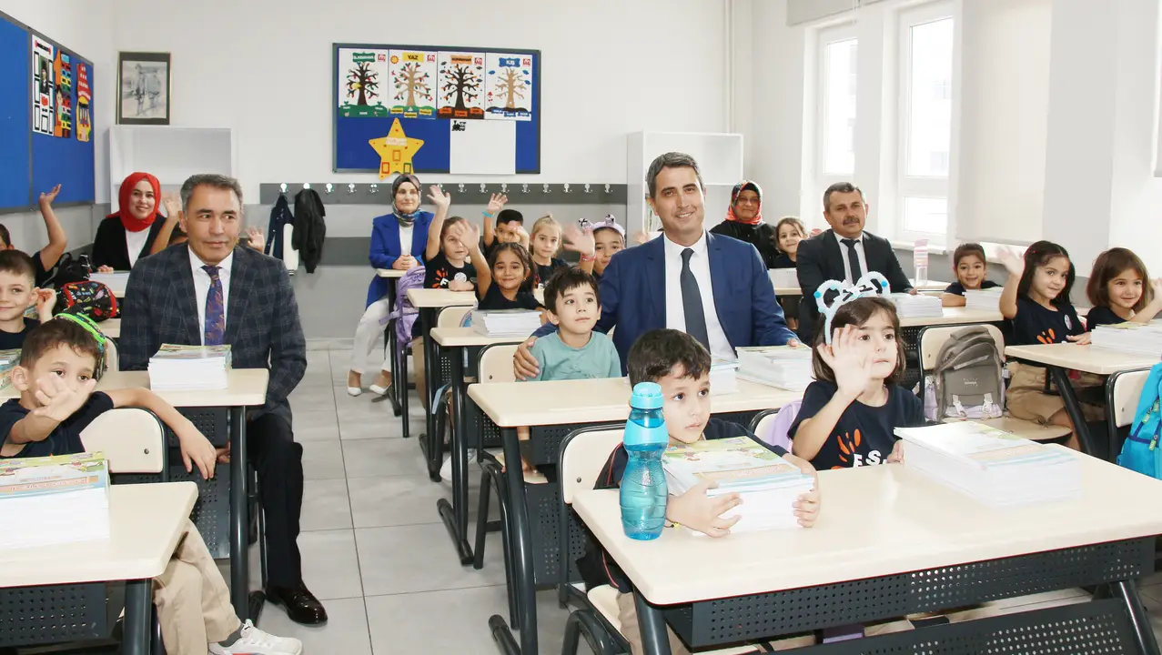 bucakta-66-okulda-12-bin-705-ogrenci-ders-basi-yapti-2.webp