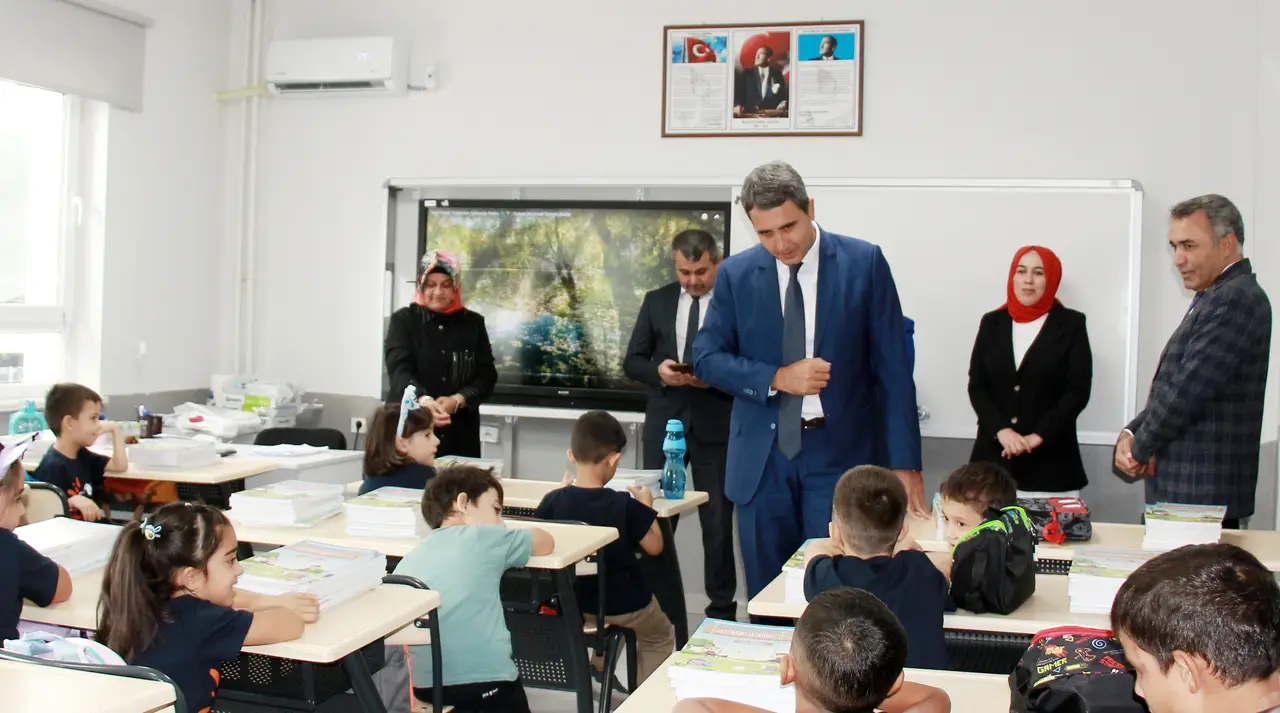 bucakta-66-okulda-12-bin-705-ogrenci-ders-basi-yapti-3.webp