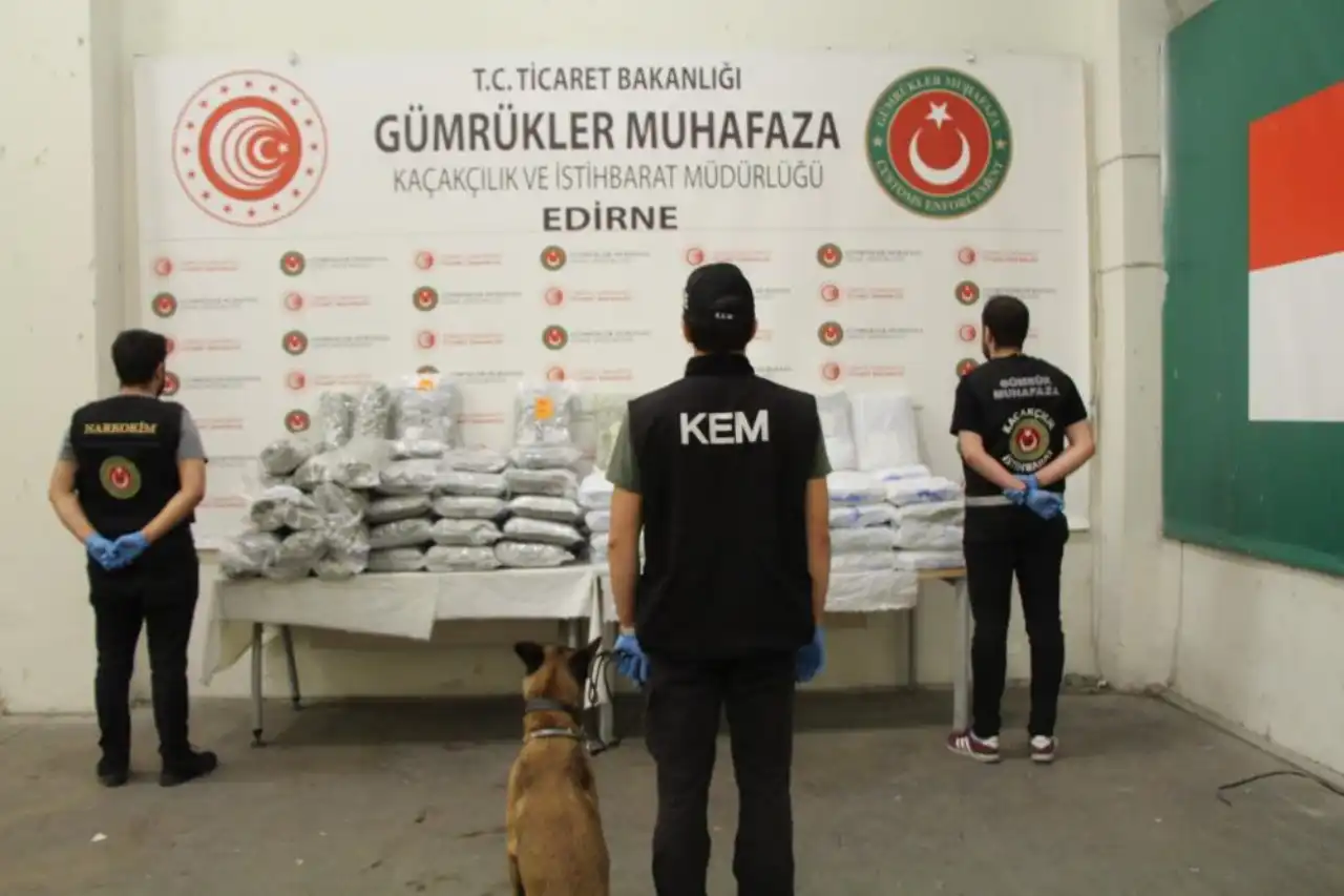 edirnede-sinir-kapisinda-yakalandi-114-kilo-uyusturucu-ele-gecirildi-2.webp