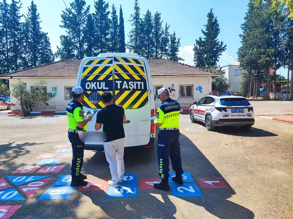 antalyada-egitim-yili-basladi-okul-servisleri-denetleniyor-2.webp
