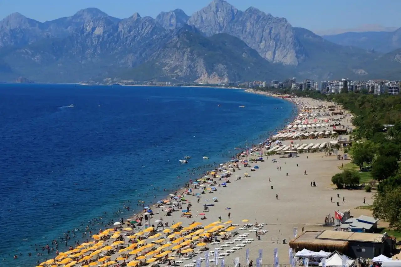 antalyaya-gelen-turist-sayisi-8-ayda-12-milyona-ulasti-3.webp