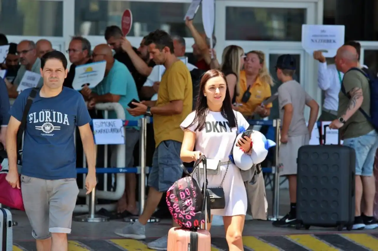 antalyaya-gelen-turist-sayisi-8-ayda-12-milyona-ulasti.webp