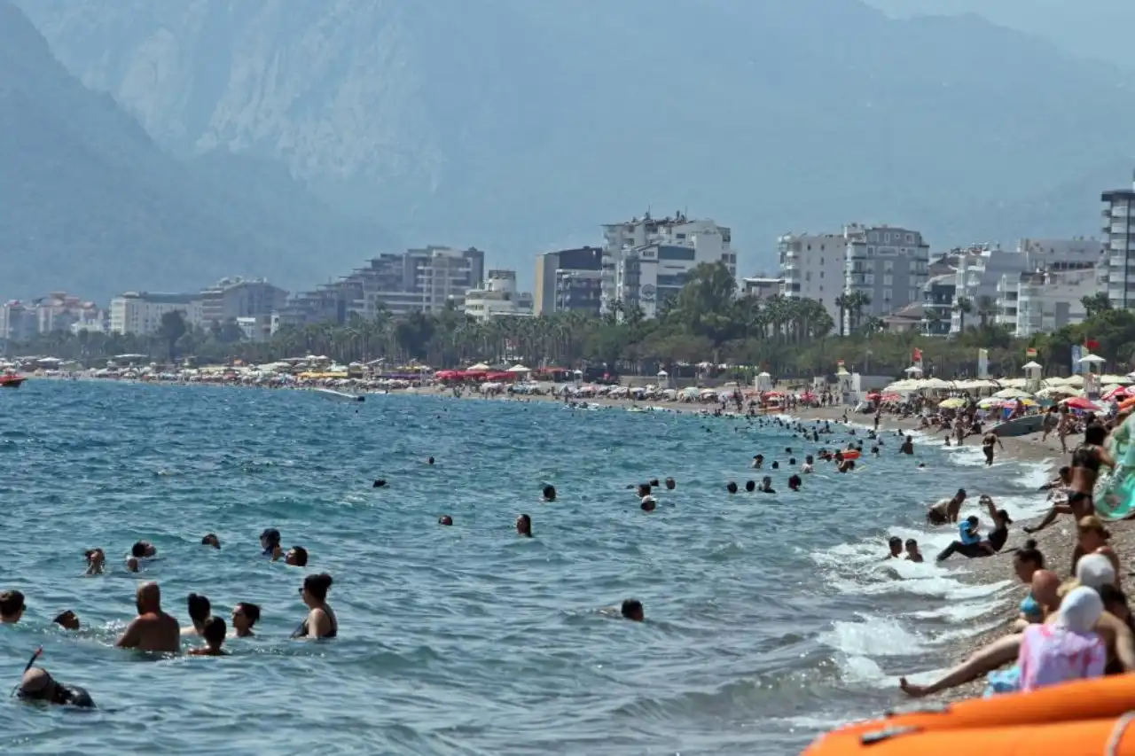 yaz-tatilinin-bitmesi-ile-konyaalti-sahili-sessizlige-burundu-2.webp
