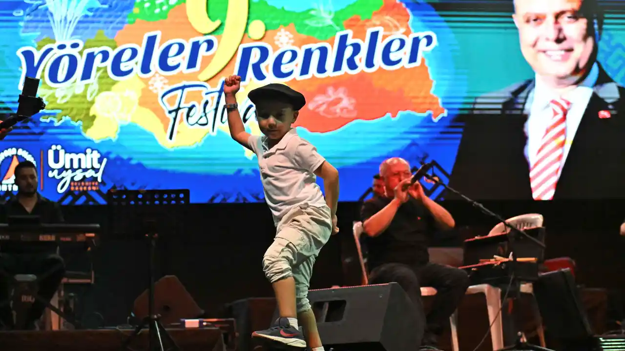 akdenizgercek-yoreler-renkler-festivalinde-yorukler-antalyayi-buyuledi-2.webp