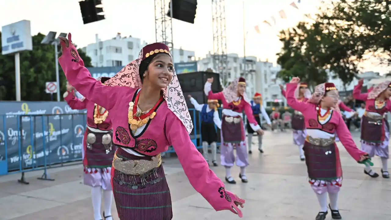 akdenizgercek-yoreler-renkler-festivalinde-yorukler-antalyayi-buyuledi-3.webp