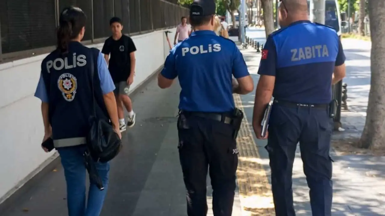 akdenizgercekmanavgatta-ruhsatsiz-isletmeler-muhurlenerek-faaliyetten-men-edildi3-001.webp