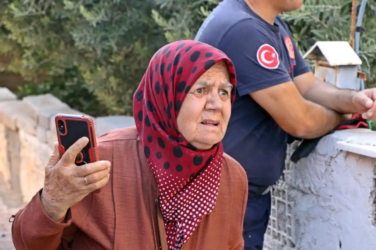 antalyada-iki-katli-evde-yangin-yasli-kadin-endiseli-gozlerle-takip-etti-3.webp