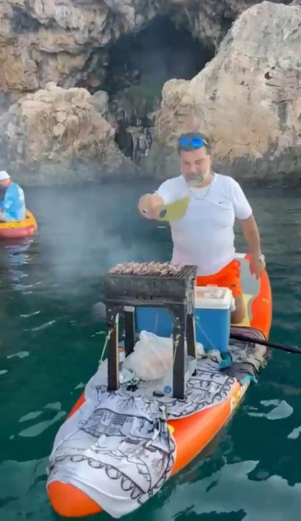antalyada-sup-board-uzerinde-mangal-yakti-ciger-ikram-etti-4.webp