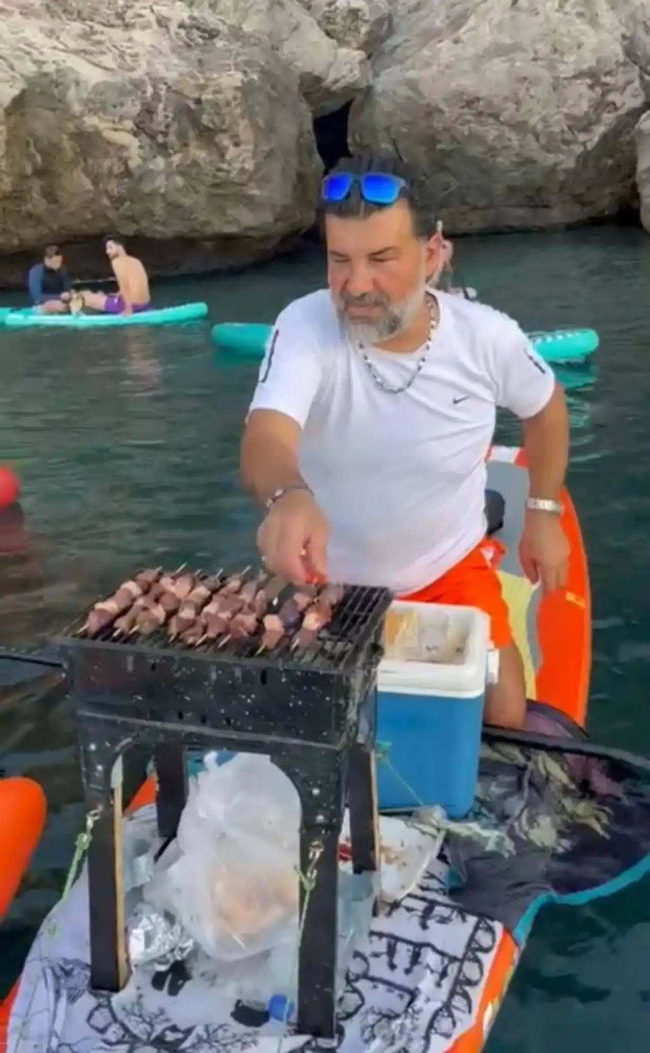 antalyada-sup-board-uzerinde-mangal-yakti-ciger-ikram-etti.webp